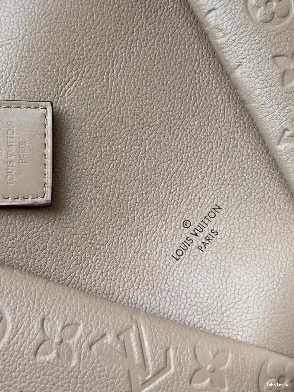 WIS VUITTON V MM TOTE LOUIS 0617